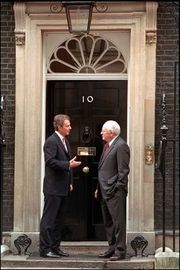 Premierminister Blair und US-Vizepr�sident Cheney vor Downing Street No. 10 (2002)